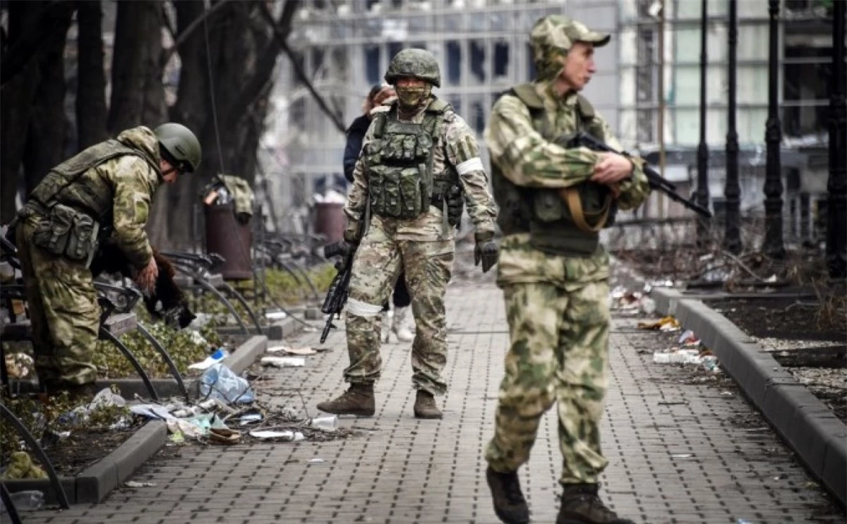 Binh sĩ Nga trên một con phố ở Mariupol, miền nam Ukraine hôm 12/4. Ảnh: AFP.