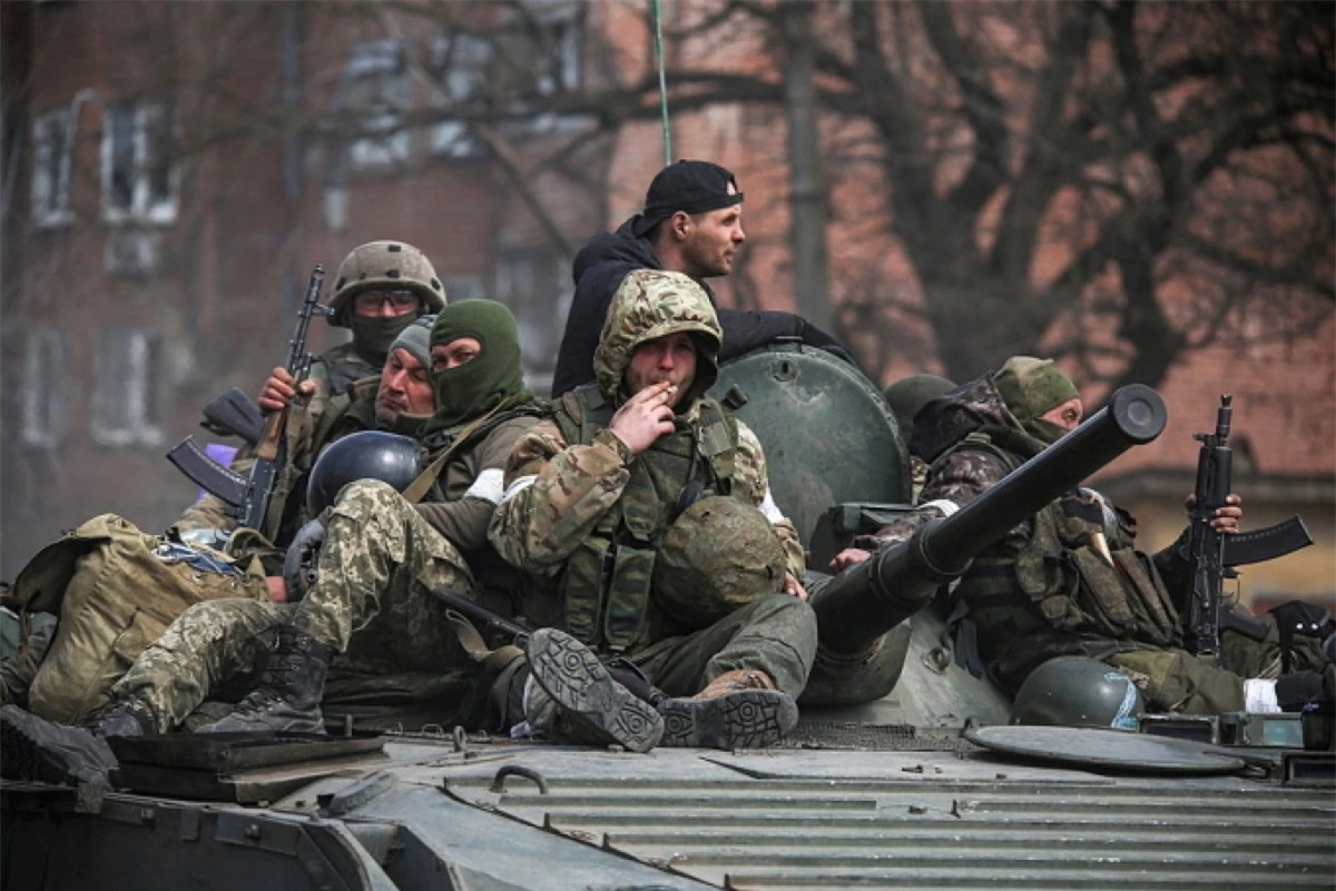 Binh sĩ lực lượng ly khai thân Nga tại thành phố Mariupol, miền nam Ukraine hôm 21/4. Ảnh: AFP.
