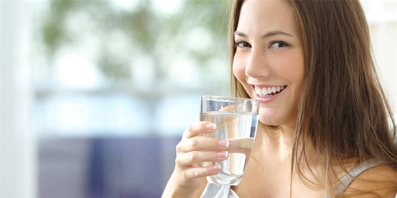 Uống nước giúp bạn giảm mụn trứng cá?