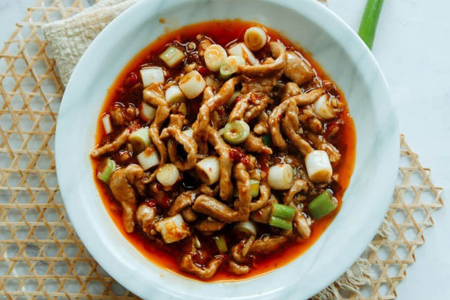 Mách bạn cách làm thịt lợn xé nhỏ sốt tỏi chuẩn vị Tứ Xuyên, ai ăn cũng mê