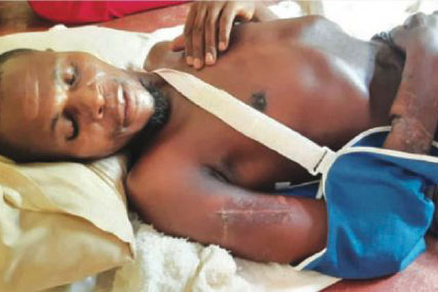 Người đàn ông chiến đấu tay không cùng lúc 3 con cá sấu hung tợn