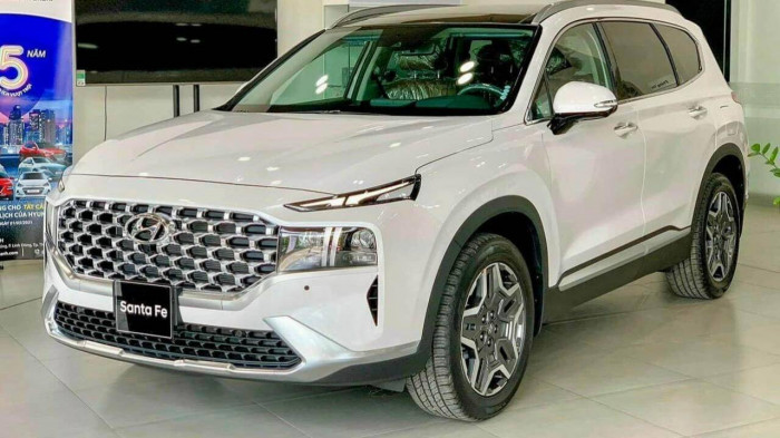 Chênh giá trăm triệu đồng, Hyundai Santa Fe vẫn bỏ xa các đối thủ