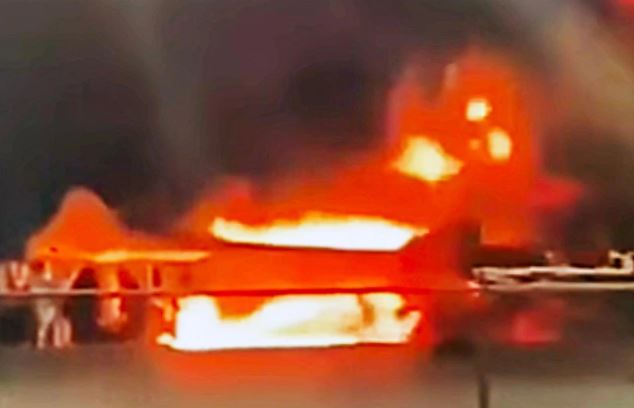 Máy bay ném bom chiến lược của Không quân Mỹ bốc cháy rực lửa