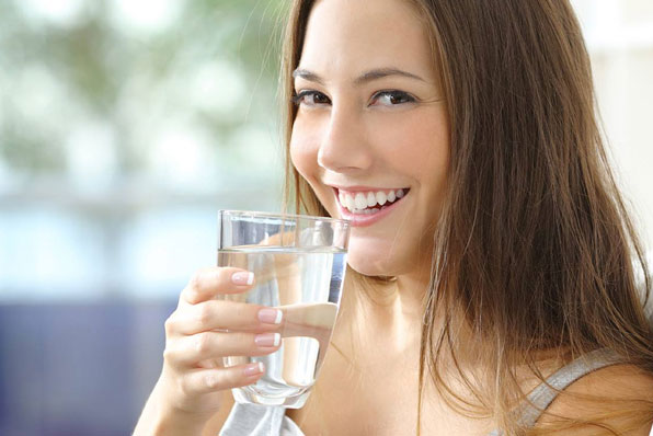 Uống nước giúp bạn giảm mụn trứng cá?