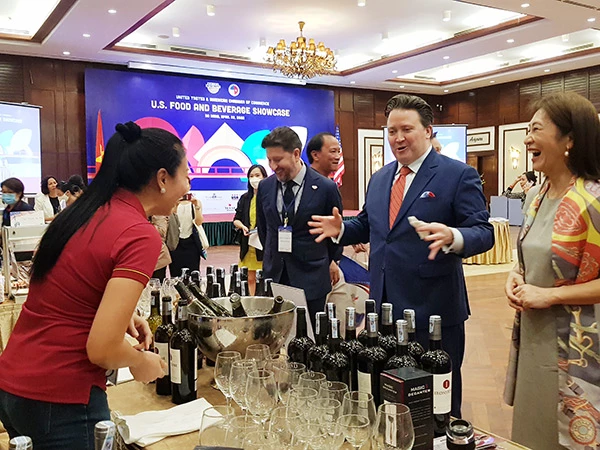 Đại sứ Hoa Kỳ tại Việt Nam Marc Knapper trao đổi với các nhà sản xuất tham dự "Triển lãm thực phẩm và đồ uống Hoa Kỳ" tại Đà Nẵng chiều 22/4