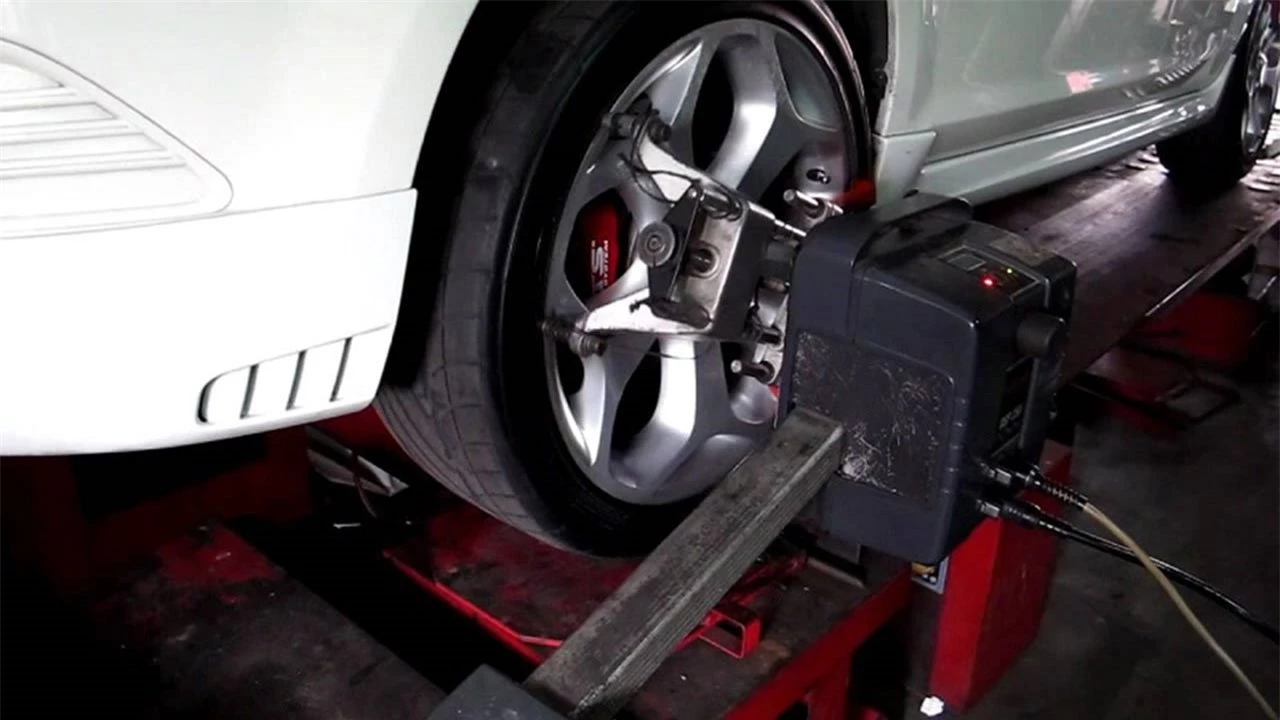Góc đặt bánh xe bị lệch cũng khiến lốp nhanh mòn.