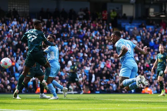 Jesus lập poker, Man City tạm hơn Liverpool 4 điểm