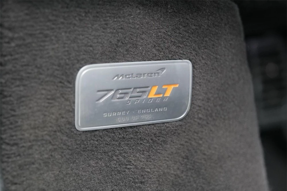 Mỗi xe McLaren 765LT Spider sản xuất sẽ có huy hiệu kèm số thứ tự cụ thể, xe trong bài là hàng trưng bày nên được đánh dấu 000/765