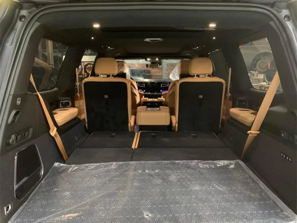 Khoang hành lý của xe Jeep Grand Wagoneer 2022 mới về nước khi hàng ghế thứ 3 được gập xuống
