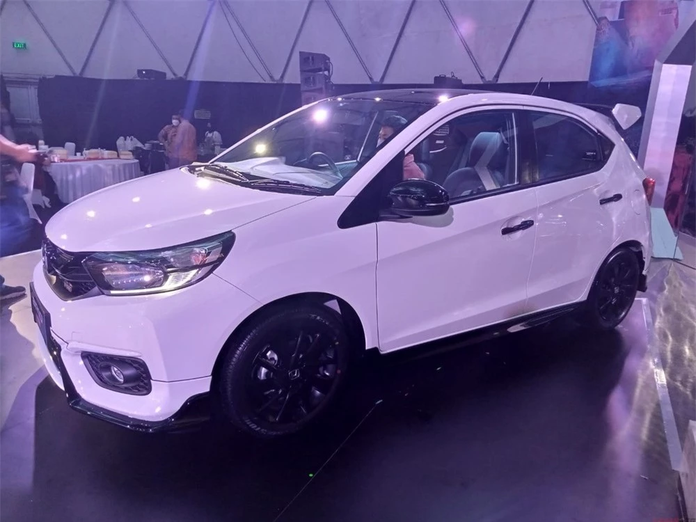 Honda Brio RS Urbanite Edition 2022 có nhiều chi tiết ngoại thất màu đen bóng