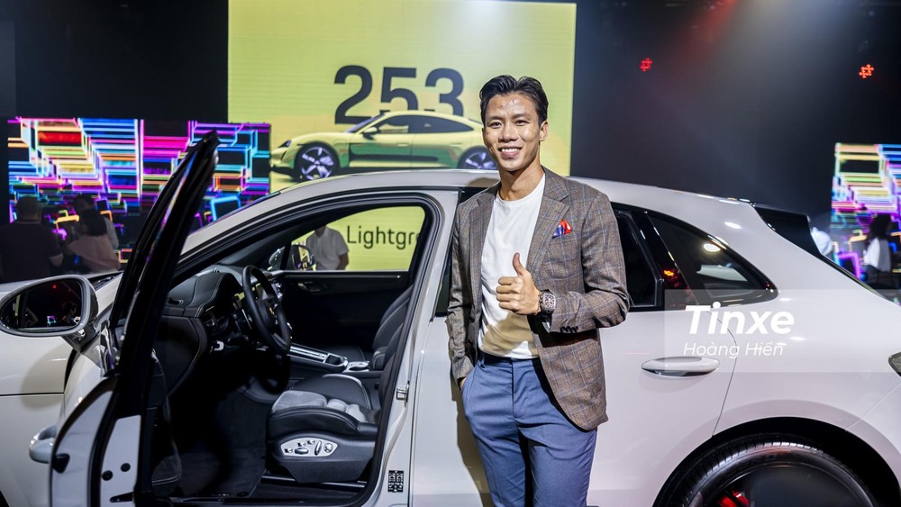 Không cần lái thử, cầu thủ Quế Ngọc Hải "chốt đơn" Porsche Macan 2022