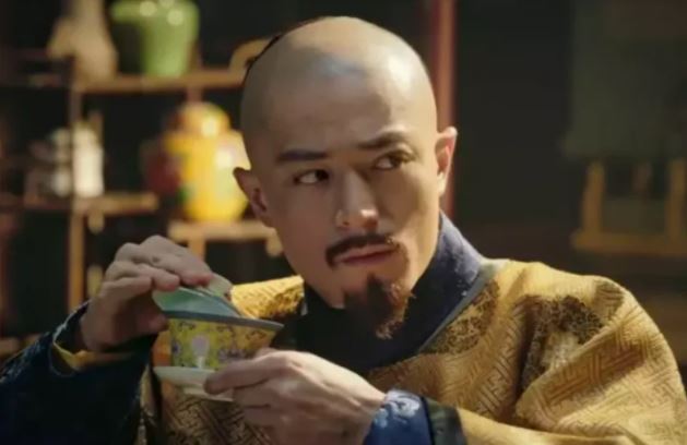 Sử dụng Hòa Thân như "quân cờ" chèn ép con, Càn Long bị hậu thế cười chê vì tính xấu này