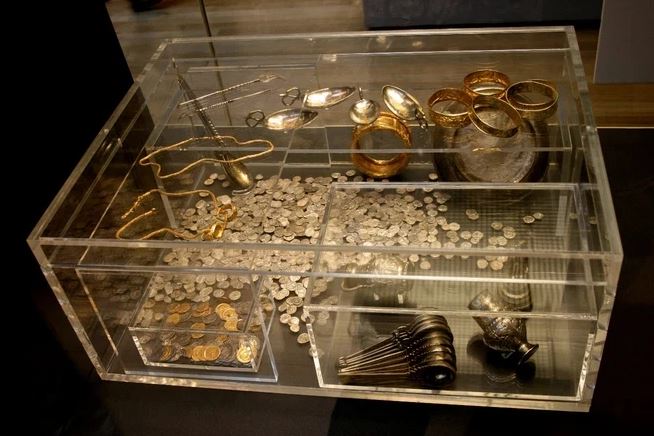 Loay hoay tìm búa phá nhà, 2 nông dân "lặng người" vì thấy kho báu vàng: Nhận thưởng 50 tỷ