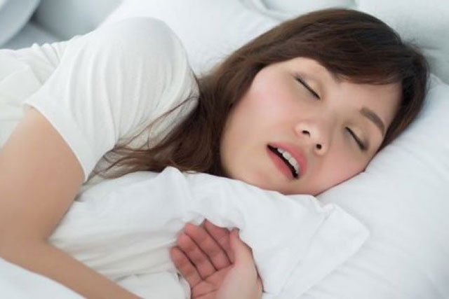 Những thói quen xấu khiến đôi môi nứt nẻ, khô xác