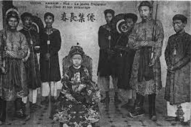 Ảnh chụp vua Duy Tân năm 7 tuổi (1907), lúc mới lên ngôi. Ảnh: Wikipedia