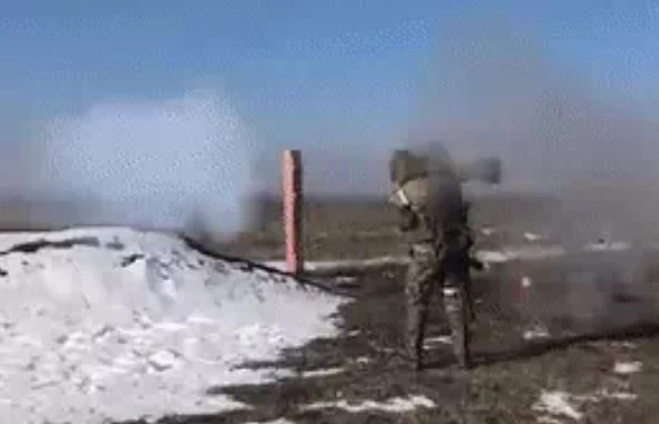 Dân quân Cộng hòa Nhân dân Donetsk tự xưng (DPR) khai hỏa thử nghiệm tên lửa chống tăng NLAW chiến lợi phẩm từ phía Ukraine.