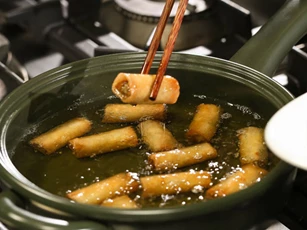 Nguy hiểm khi dùng dầu ăn chiên lại nhiều lần