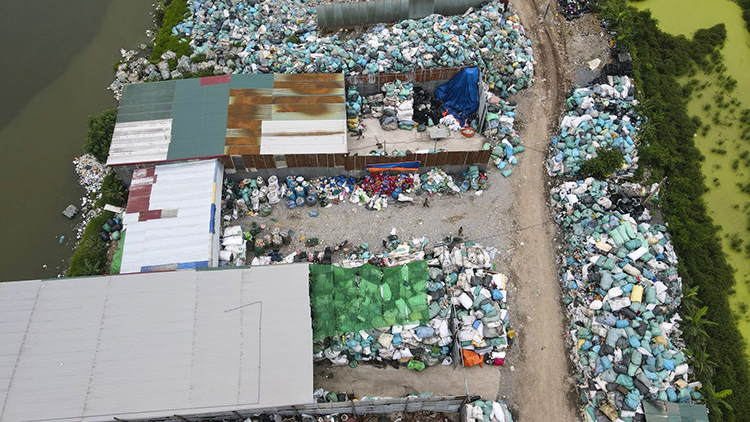 Ô nhiễm ở làng tái chế nhựa phế thải lớn nhất Hà Nội