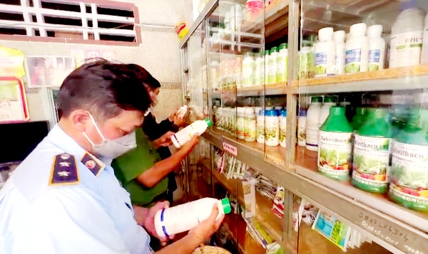An Giang: Bắt giữ trên 3.240 chai, gói thuốc bảo vệ thực vật không rõ nguồn gốc