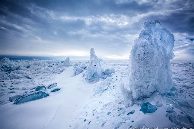 Hiện tượng kỳ lạ: Sóng đóng băng, vỡ tan như kính trên hồ nước ngọt lớn nhất thế giới - Ảnh 11.