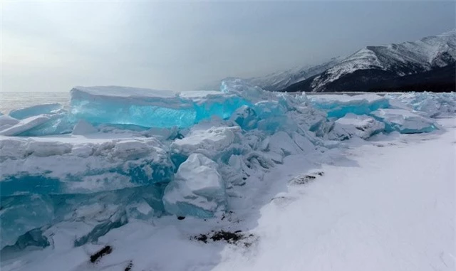 Hiện tượng kỳ lạ: Sóng đóng băng, vỡ tan như kính trên hồ nước ngọt lớn nhất thế giới - Ảnh 14.