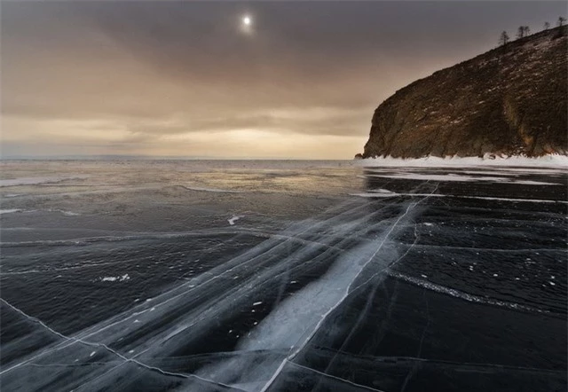 Hiện tượng kỳ lạ: Sóng đóng băng, vỡ tan như kính trên hồ nước ngọt lớn nhất thế giới - Ảnh 5.