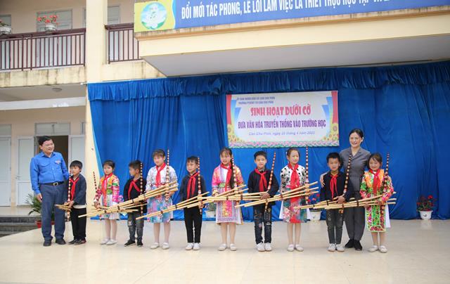 &#x110;&#x1B0;a v&#x103;n h&#xF3;a truy&#x1EC1;n th&#x1ED1;ng v&#xE0;o tr&#x1B0;&#x1EDD;ng h&#x1ECD;c t&#x1EA1;i H&#xE0; Giang