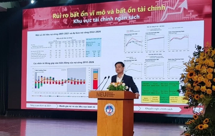 PGS.TS Tô Trung Thành trình bày báo cáo tại hội thảo.