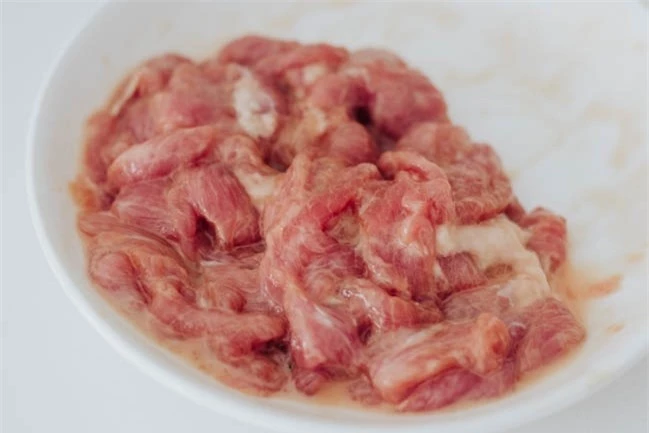 Thử làm thịt lợn xào nấm kiểu Trung thơm ngon đổi bữa cho cả gia đình