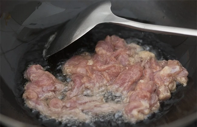 Thử làm thịt lợn xào nấm kiểu Trung thơm ngon đổi bữa cho cả gia đình