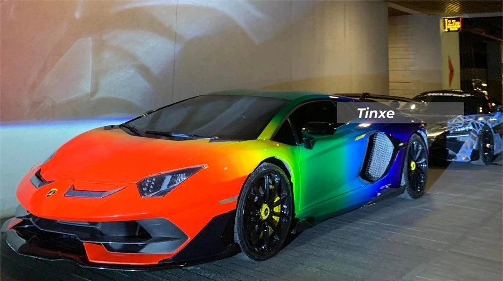 Cận cảnh chiếc xe Lamborghini Aventador SVJ mang bộ áo 7 sắc cầu vồng