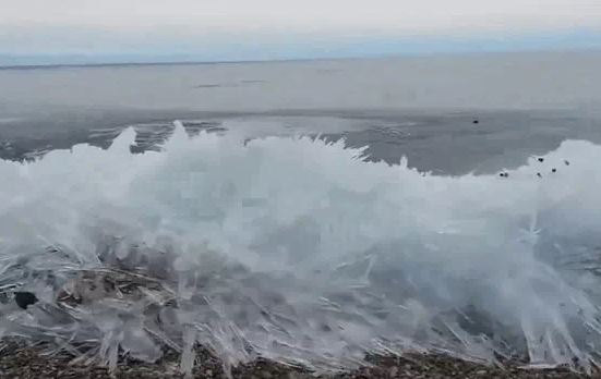 Hiện tượng kỳ lạ: Sóng đóng băng, vỡ tan như kính trên hồ nước ngọt lớn nhất thế giới