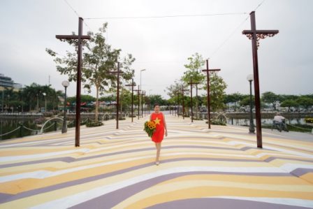 Xao xuyến tác phẩm nghệ thuật "Nhớ mùa thu Hà Nội" ở phố Trịnh Công Sơn