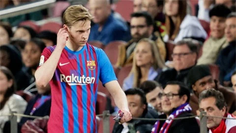 De Jong tức giận với Xavi