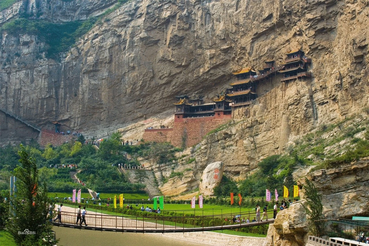 Ngôi chùa có 1 không 2 trên thế giới: Cheo leo trên vách đá vẫn vững vàng sau 1.500 năm, đẹp tựa bức phù điêu được chạm khắc tinh xảo vào núi đá - Ảnh 1.