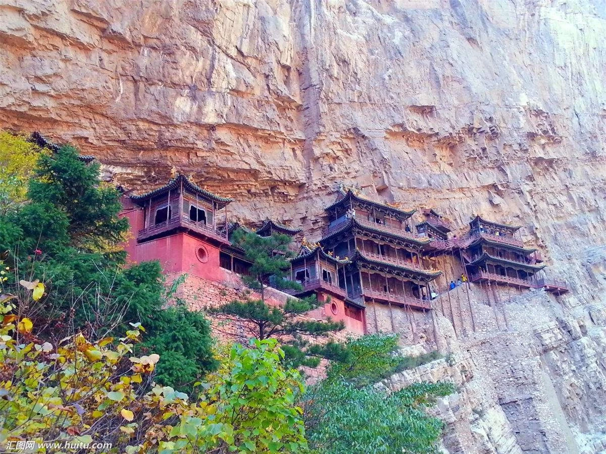 Ngôi chùa có 1 không 2 trên thế giới: Cheo leo trên vách đá vẫn vững vàng sau 1.500 năm, đẹp tựa bức phù điêu được chạm khắc tinh xảo vào núi đá - Ảnh 2.