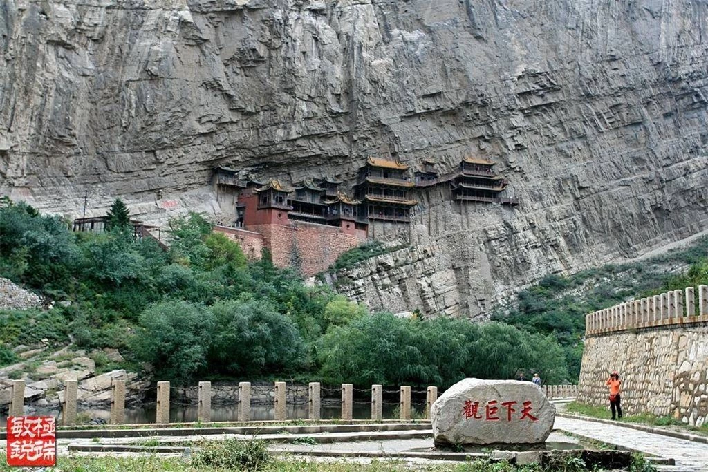 Ngôi chùa có 1 không 2 trên thế giới: Cheo leo trên vách đá vẫn vững vàng sau 1.500 năm, đẹp tựa bức phù điêu được chạm khắc tinh xảo vào núi đá - Ảnh 3.