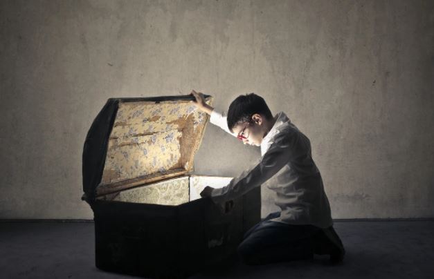 Chuyện hiếm có: Bảo vật 400 tuổi, giá trị khủng được tìm thấy trong "nhà kho" ở Australia