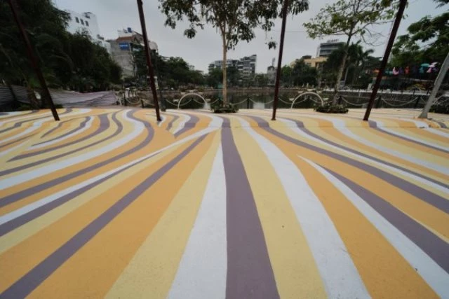 Một tác phẩm nghệ thuật đặc biệt do họa sỹ Nguyễn Thu Thủy và các cộng sự công ty Nghệ thuật Tân Hà Nội  đã hoàn thành trong 5 ngày. Đó là đoạn đường nghệ thuật dài 50m ngang 14m nằm giữa hai hồ nước trên phố Trịnh Công Sơn.