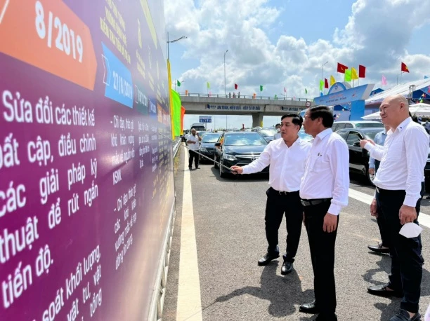 Tập đoàn Đèo Cả giới thiệu thông tin về dự án cho Phó Thủ tướng Lê Văn Thành.