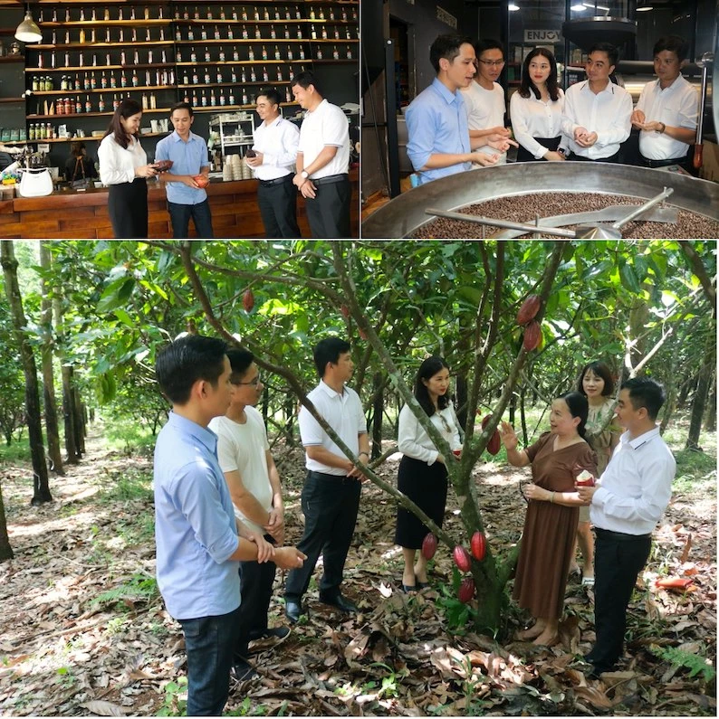 Anh Lê Văn Hoàng (sơ mi xanh) chia sẻ về mô hình quán cà phê Enjoy Coffee và dẫn đoàn công tác đến thăm nông trại ca cao của chị Vũ Thị Ngọc Ánh (hình bên dưới - thứ 2, từ phải sang).