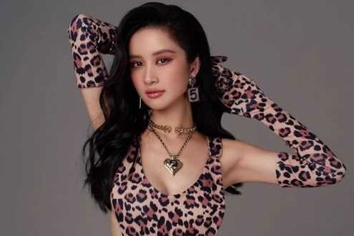 Jun Vũ phô trọn đường cong khi diện bodysuit cắt xẻ hiểm hóc, lia tới góc nghiêng mà 'thót tim'