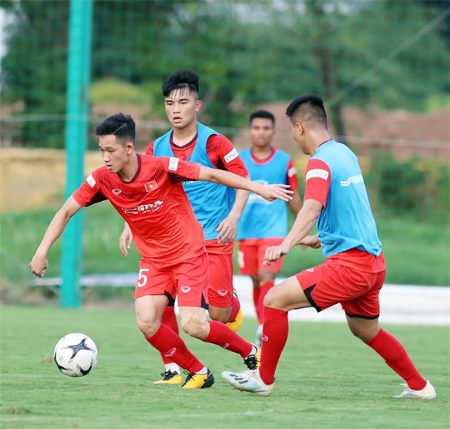 Hai Long (trái) nỗ lực tập luyện trên ĐT U23 Việt Nam - Ảnh: Phan Tùng