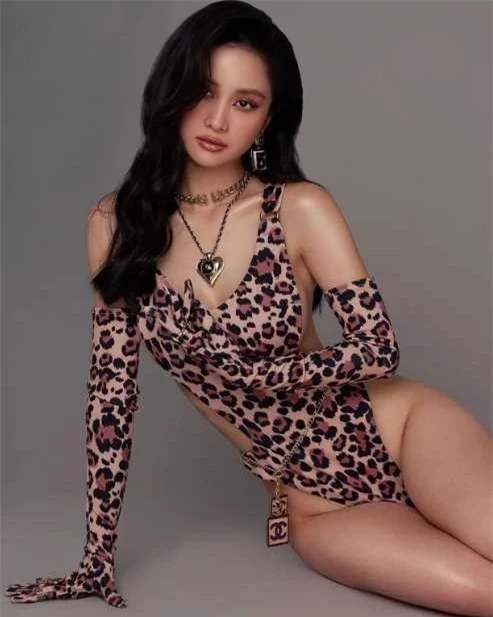 Jun Vũ phô trọn đường cong khi diện bodysuit cắt xẻ hiểm hóc, lia tới góc nghiêng mà 'thót tim'