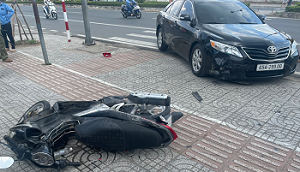 Trưởng Công an phường khống chế bắt 2 tên cướp túi xách của nữ sinh