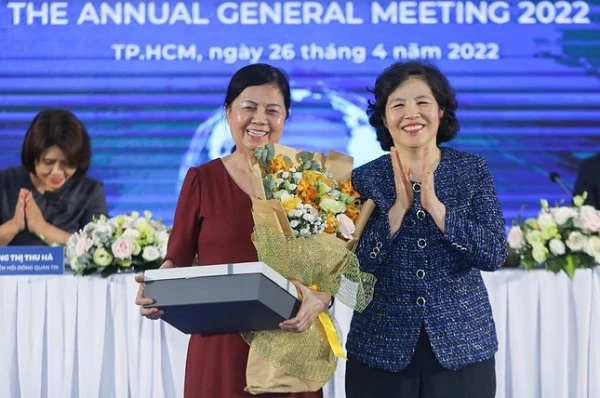 Bà Mai Kiều Liên đại diện Hội đồng quản trị gửi lời tri ân sâu sắc những đóng góp của bà Lê Thị Băng Tâm – cựu Chủ tịch Hội đồng quản trị Vinamilk – trong suốt 2 nhiệm kỳ qua.