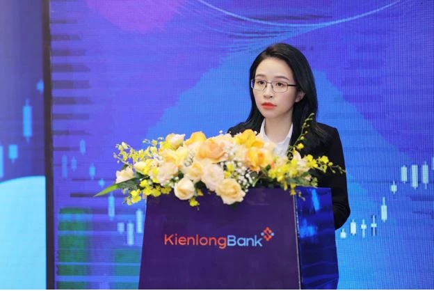 Bà Trần Thị Thu Hằng - Chủ tịch HĐQT KienlongBank phát biểu tại Đại hội.