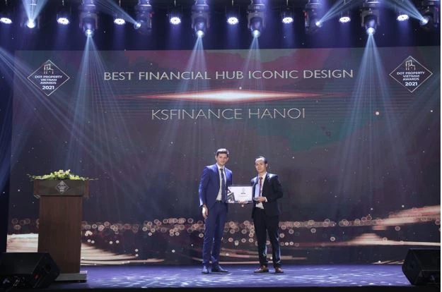 Ông Phan Ích Long - Phó Tổng Giám đốc KSF Group nhận Giải thưởng Trung tâm tài chính có kiến trúc mang tính biểu tượng Việt Nam 2021 cho dự án KSFinance Hà Nội.