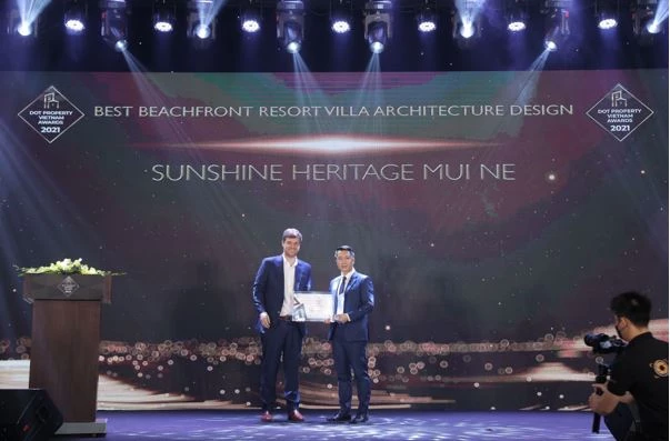 Ông Nguyễn Anh Tuân - Phó Tổng Giám đốc KSF Group nhận Giải thưởng Dự án biệt thự nghỉ dưỡng hướng biển có thiết kế kiến trúc đẹp nhất Việt Nam 2021 cho dự án Sunshine Heritage Mũi Né.