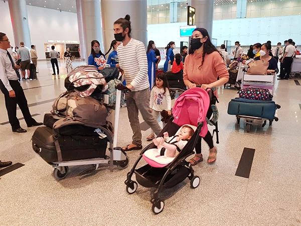 Du khách từ Singapore hạ cánh sân bay quốc tế Đà Nẵng sau khi du lịch Đà Nẵng khôi phục hoạt động đón khách quốc tế